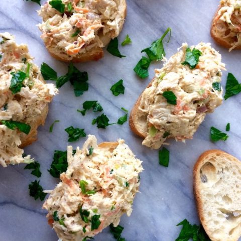 Spoonfuls of curry chicken salad, loaded with goodies, atop toasted slices of baguette. Great for appetizers or healthy snacks! #chickensalad #crostini #appetizer #healthysnack | flavorpalooza.com