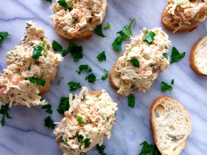Spoonfuls of curry chicken salad, loaded with goodies, atop toasted slices of baguette. Great for appetizers or healthy snacks! #chickensalad #crostini #appetizer #healthysnack | flavorpalooza.com