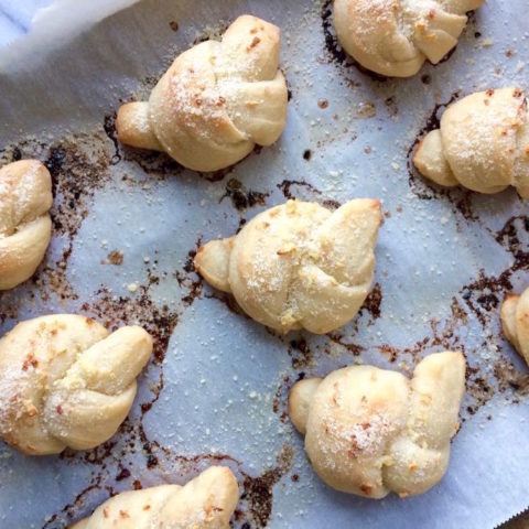 Yummy homemade garlic knots that taste just like your favorite pizzeria's! Perfect for family pizza night, family friendly and allergy friendly (#vegan and #glutenfree options included) | flavorpalooza.com