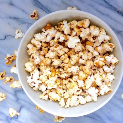 A healthy turmeric popcorn recipe that's superfood-ified and flavorful! #vegan #top8free | flavorpalooza.com
