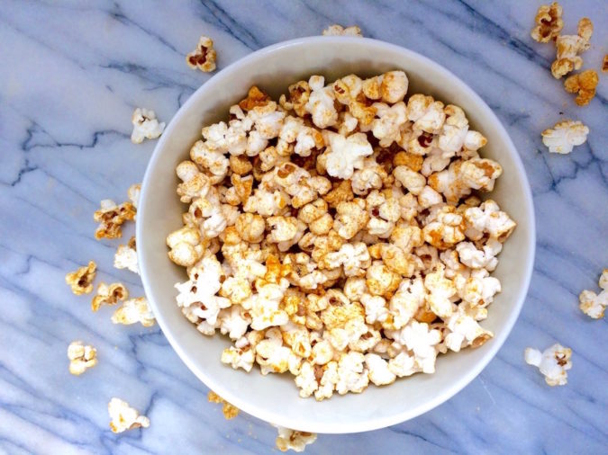 A healthy turmeric popcorn recipe that's superfood-ified and flavorful! #vegan #top8free | flavorpalooza.com